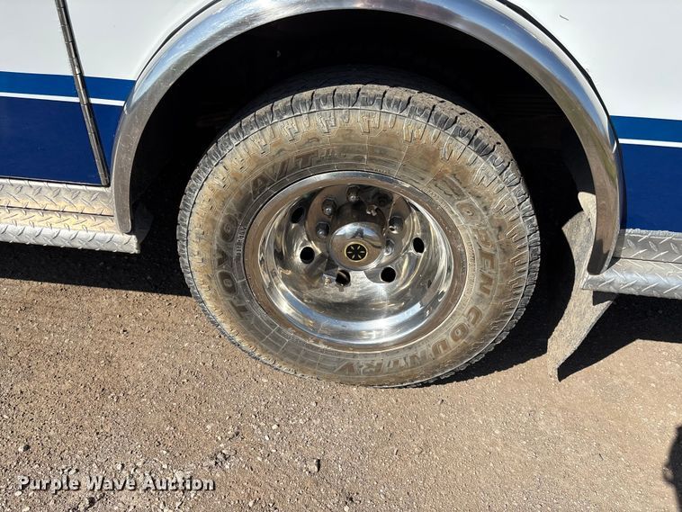 image for item FI0860 2001 Ford E450 ambulance