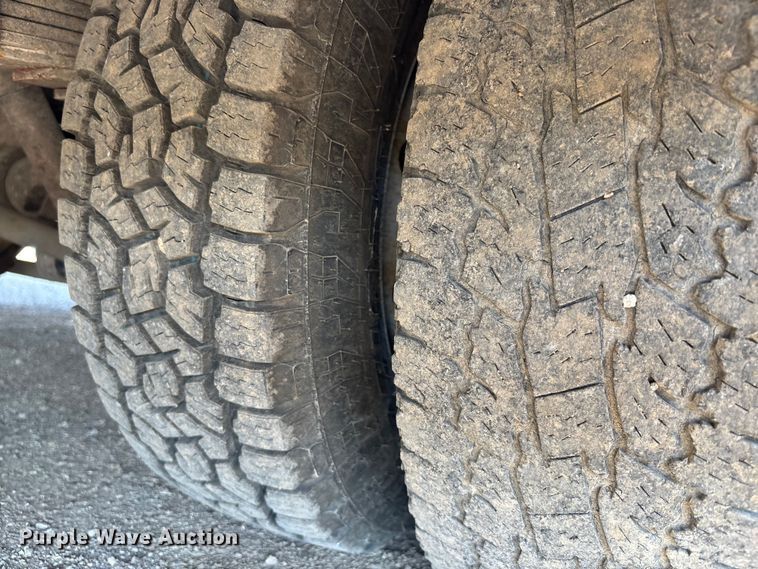 image for item FI0860 2001 Ford E450 ambulance