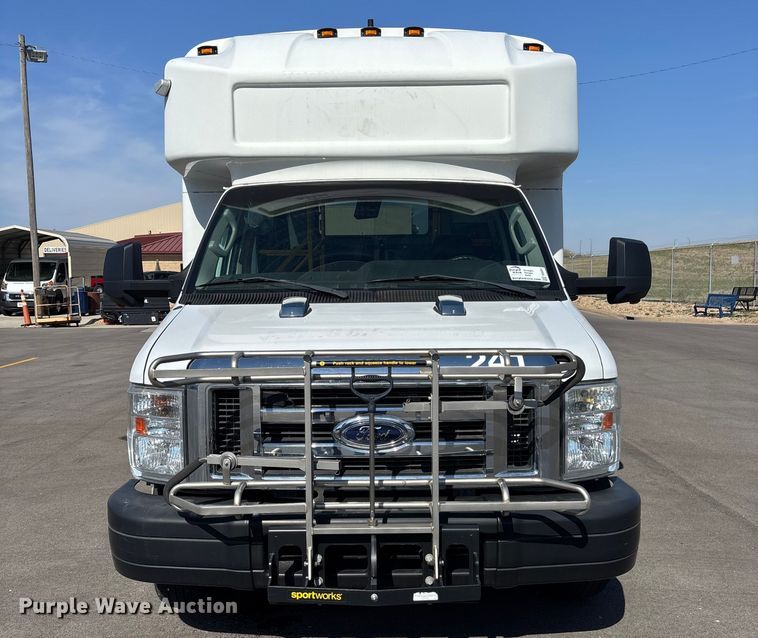 image for item FI0934 2013 Glaval E450 Super Duty shuttle bus