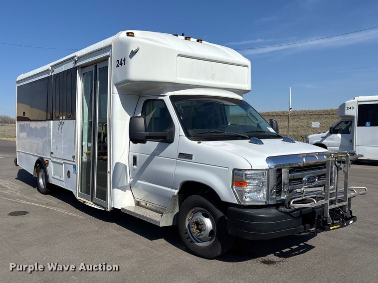 image for item FI0934 2013 Glaval E450 Super Duty shuttle bus