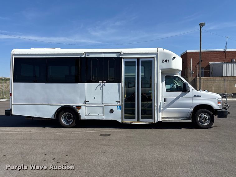 image for item FI0934 2013 Glaval E450 Super Duty shuttle bus