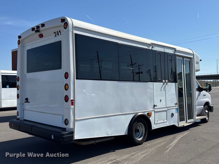 image for item FI0934 2013 Glaval E450 Super Duty shuttle bus