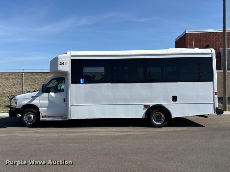 image for item FI0934 2013 Glaval E450 Super Duty shuttle bus