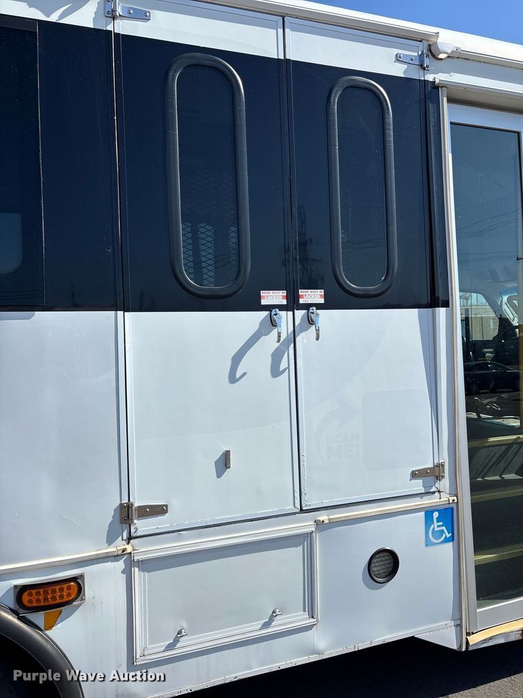 image for item FI0934 2013 Glaval E450 Super Duty shuttle bus