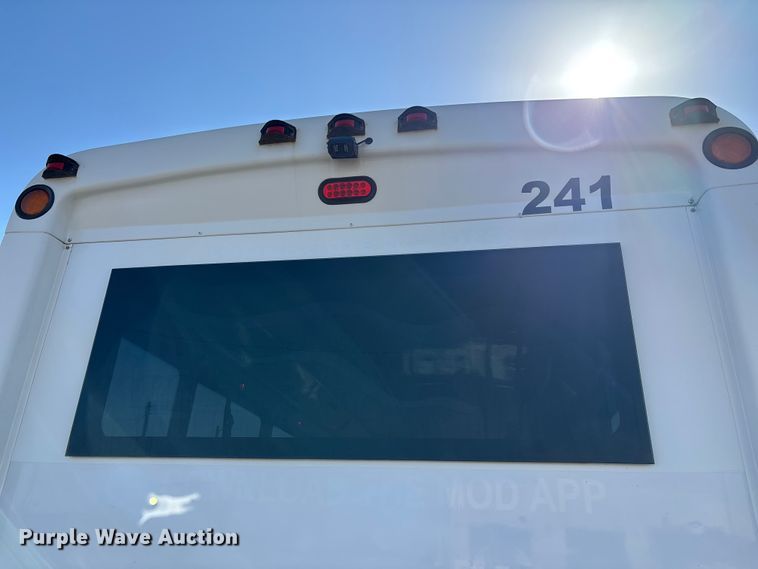 image for item FI0934 2013 Glaval E450 Super Duty shuttle bus