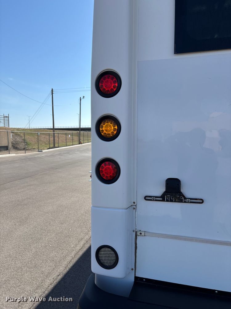 image for item FI0934 2013 Glaval E450 Super Duty shuttle bus