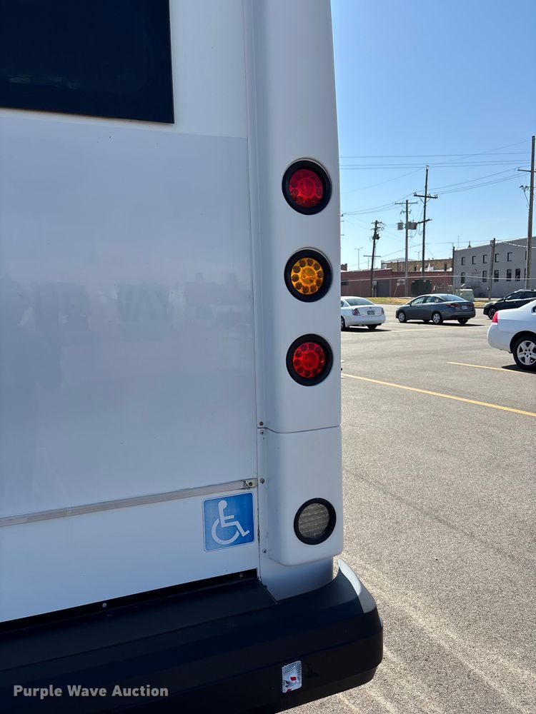 image for item FI0934 2013 Glaval E450 Super Duty shuttle bus