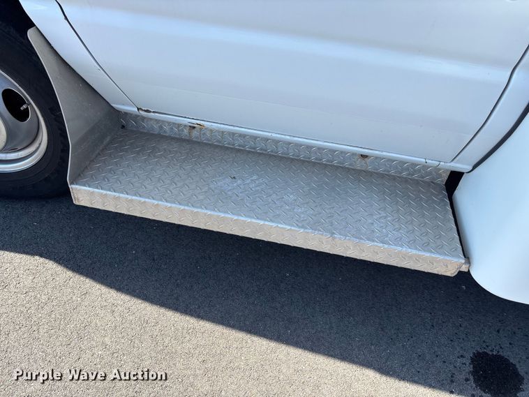 image for item FI0934 2013 Glaval E450 Super Duty shuttle bus