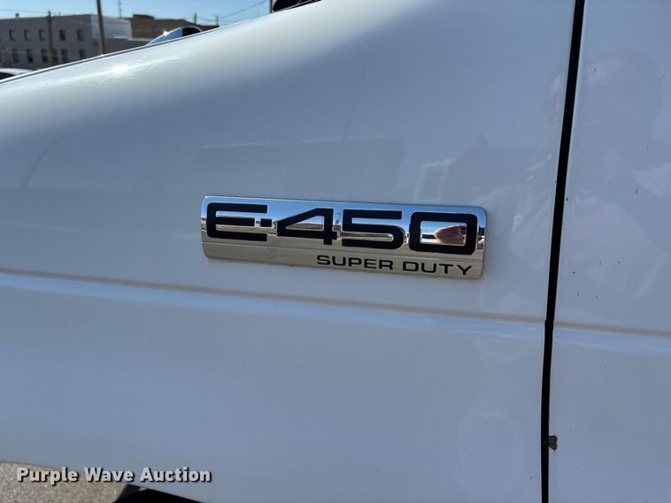 image for item FI0934 2013 Glaval E450 Super Duty shuttle bus