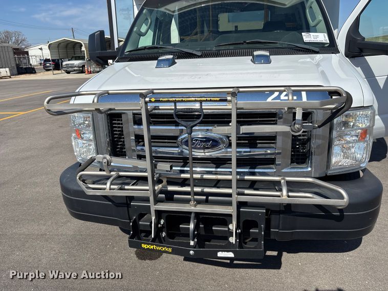 image for item FI0934 2013 Glaval E450 Super Duty shuttle bus