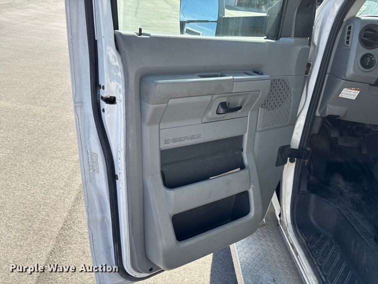 image for item FI0934 2013 Glaval E450 Super Duty shuttle bus