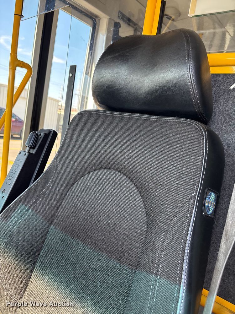 image for item FI0934 2013 Glaval E450 Super Duty shuttle bus