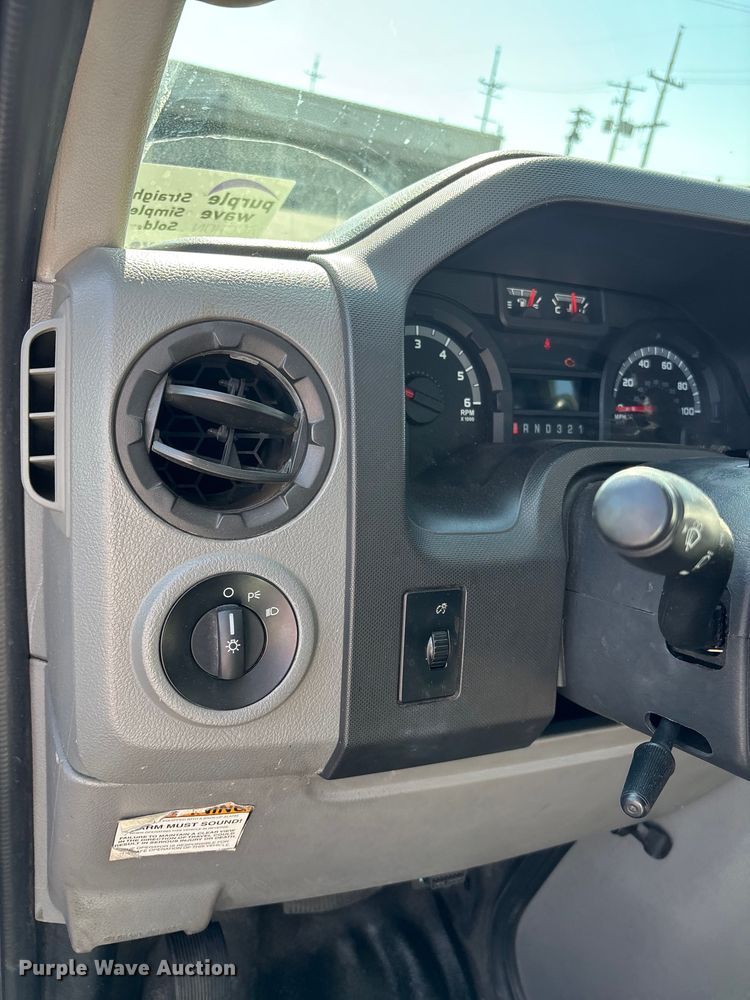 image for item FI0934 2013 Glaval E450 Super Duty shuttle bus