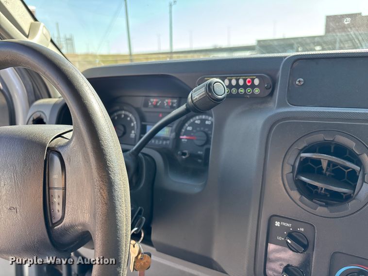 image for item FI0934 2013 Glaval E450 Super Duty shuttle bus