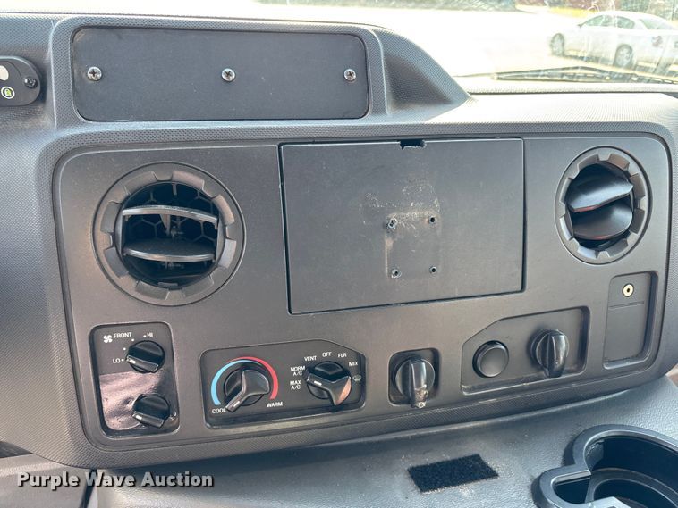 image for item FI0934 2013 Glaval E450 Super Duty shuttle bus