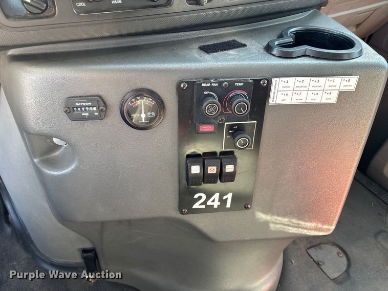 image for item FI0934 2013 Glaval E450 Super Duty shuttle bus