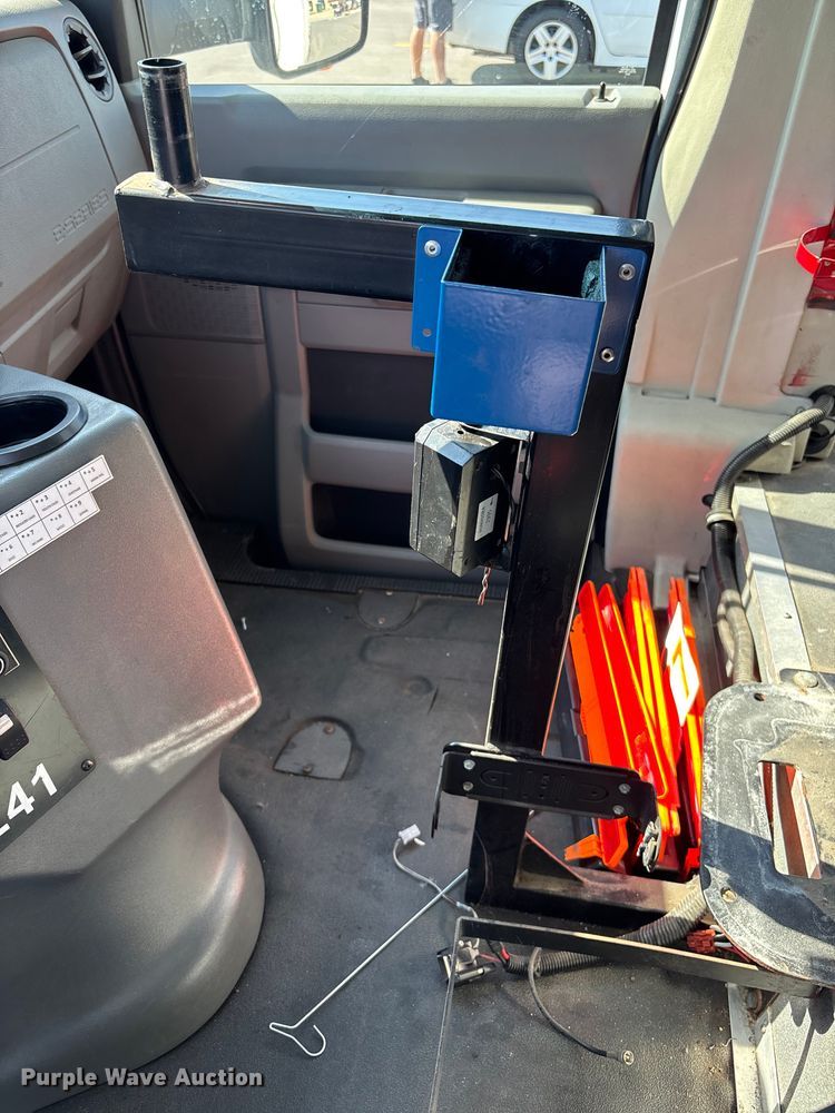 image for item FI0934 2013 Glaval E450 Super Duty shuttle bus