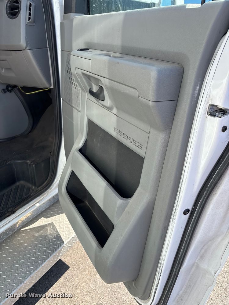 image for item FI0934 2013 Glaval E450 Super Duty shuttle bus