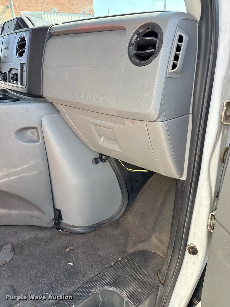 image for item FI0934 2013 Glaval E450 Super Duty shuttle bus