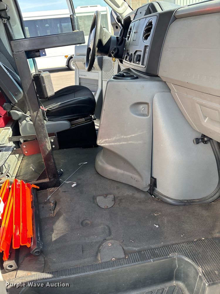 image for item FI0934 2013 Glaval E450 Super Duty shuttle bus