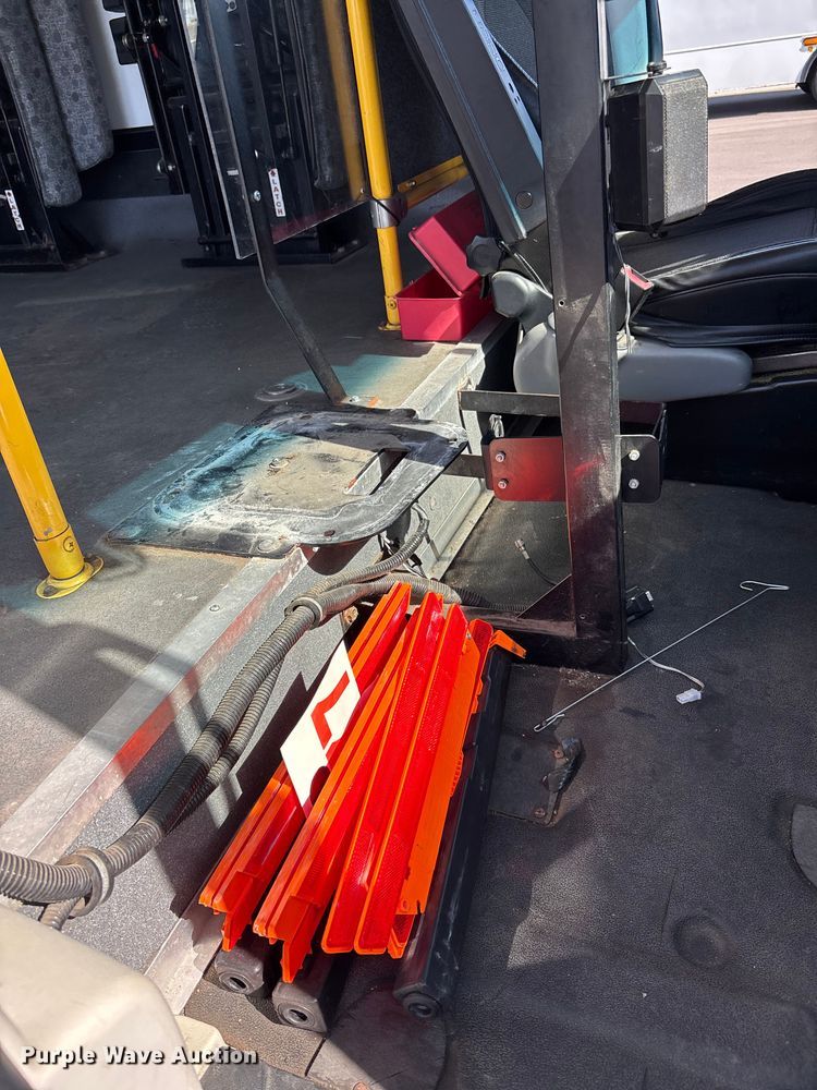 image for item FI0934 2013 Glaval E450 Super Duty shuttle bus