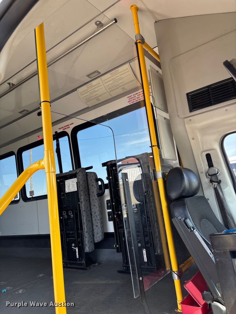 image for item FI0934 2013 Glaval E450 Super Duty shuttle bus