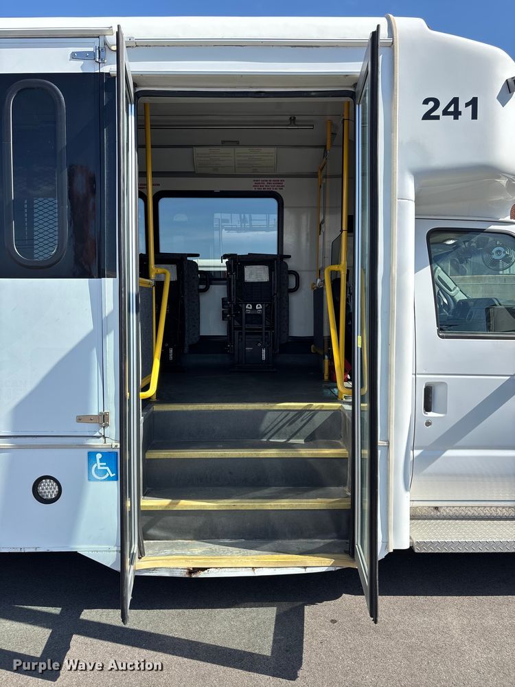 image for item FI0934 2013 Glaval E450 Super Duty shuttle bus