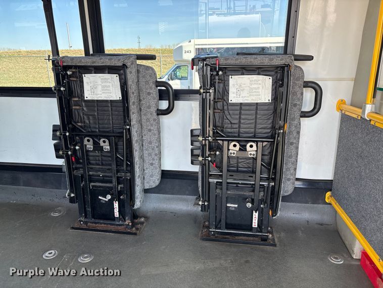 image for item FI0934 2013 Glaval E450 Super Duty shuttle bus