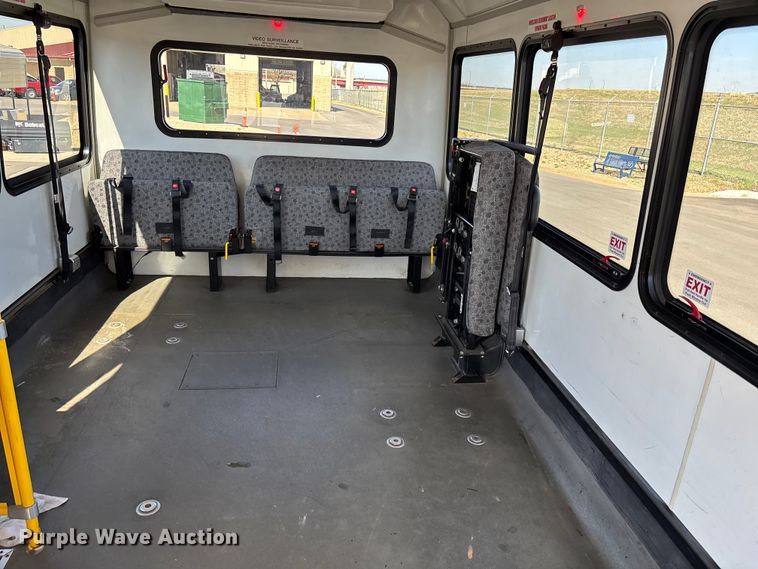 image for item FI0934 2013 Glaval E450 Super Duty shuttle bus