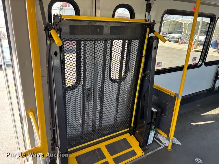 image for item FI0934 2013 Glaval E450 Super Duty shuttle bus