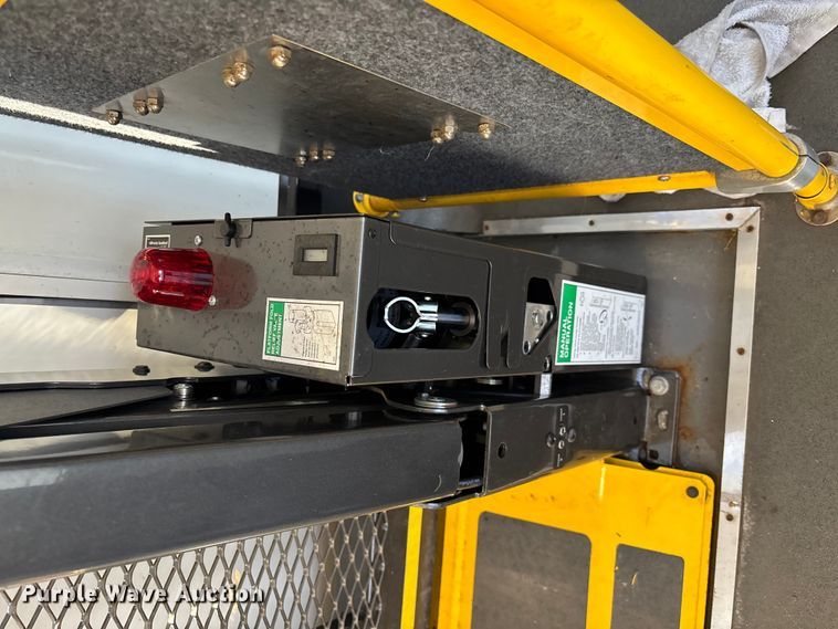 image for item FI0934 2013 Glaval E450 Super Duty shuttle bus