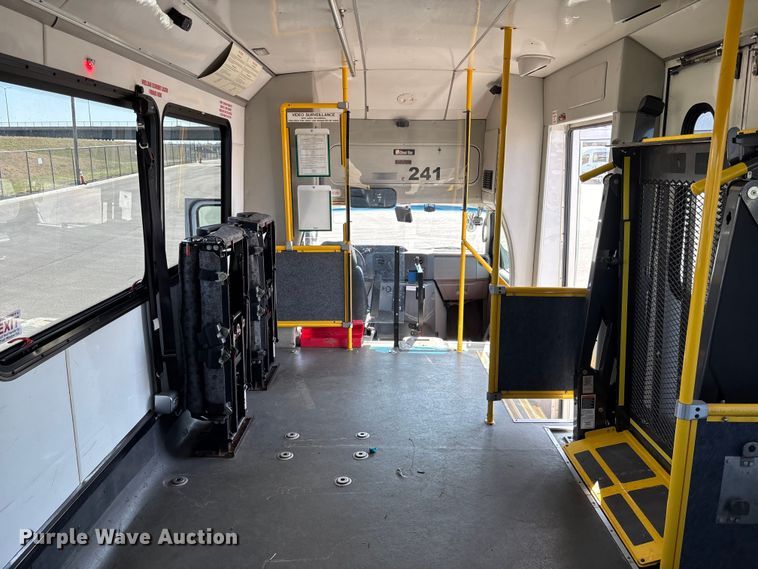 image for item FI0934 2013 Glaval E450 Super Duty shuttle bus