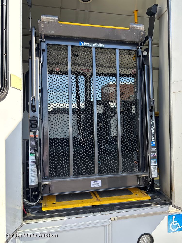 image for item FI0934 2013 Glaval E450 Super Duty shuttle bus