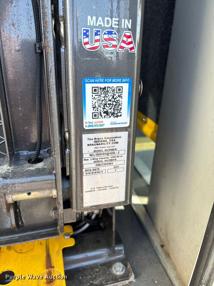 image for item FI0934 2013 Glaval E450 Super Duty shuttle bus