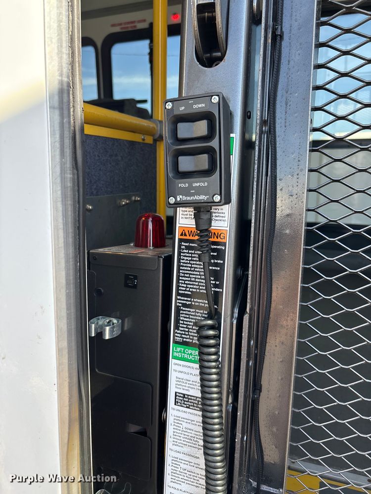 image for item FI0934 2013 Glaval E450 Super Duty shuttle bus