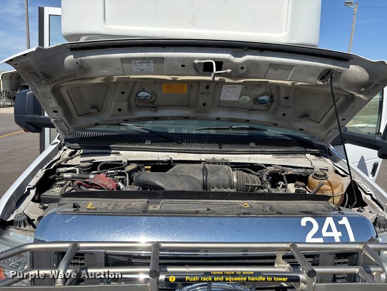 image for item FI0934 2013 Glaval E450 Super Duty shuttle bus