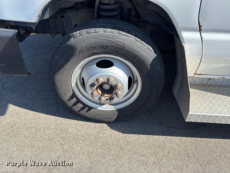 image for item FI0934 2013 Glaval E450 Super Duty shuttle bus