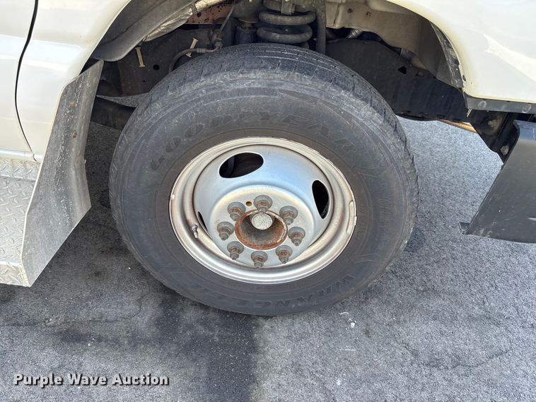 image for item FI0934 2013 Glaval E450 Super Duty shuttle bus