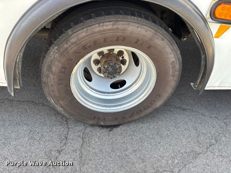 image for item FI0934 2013 Glaval E450 Super Duty shuttle bus