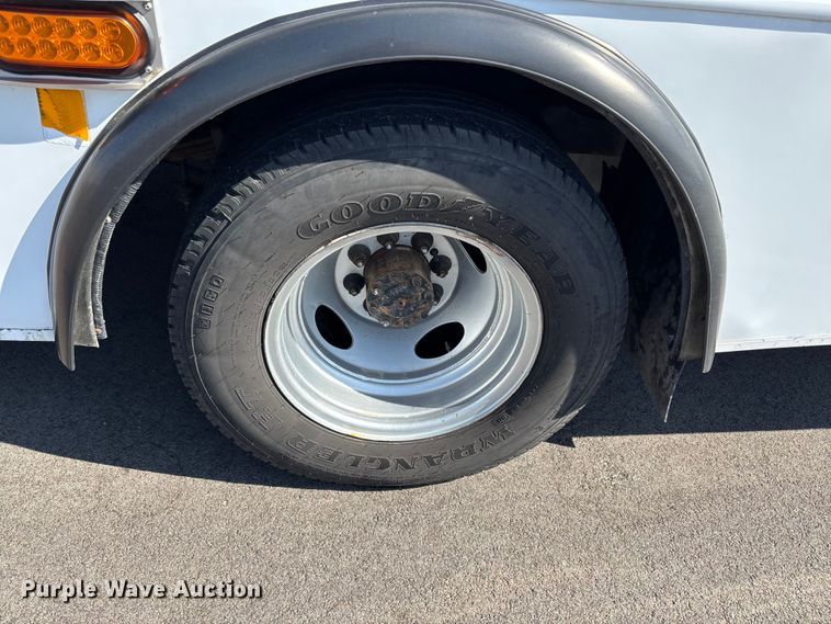 image for item FI0934 2013 Glaval E450 Super Duty shuttle bus