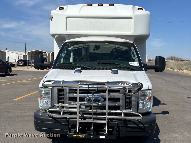 image for item FI0935 2013 Glaval E450 Super Duty transit bus