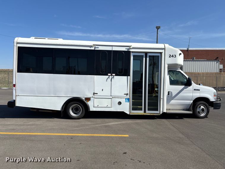 image for item FI0935 2013 Glaval E450 Super Duty transit bus