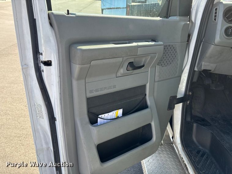 image for item FI0935 2013 Glaval E450 Super Duty transit bus