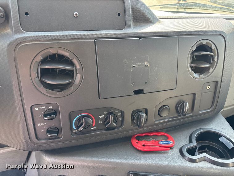 image for item FI0935 2013 Glaval E450 Super Duty transit bus