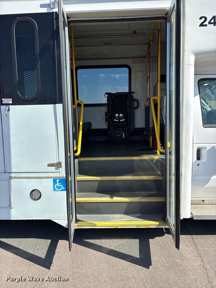 image for item FI0935 2013 Glaval E450 Super Duty transit bus