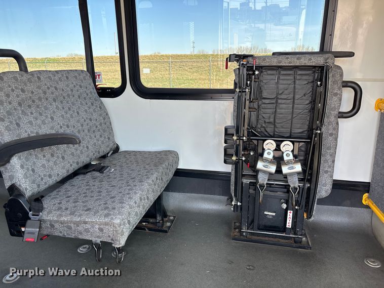 image for item FI0935 2013 Glaval E450 Super Duty transit bus