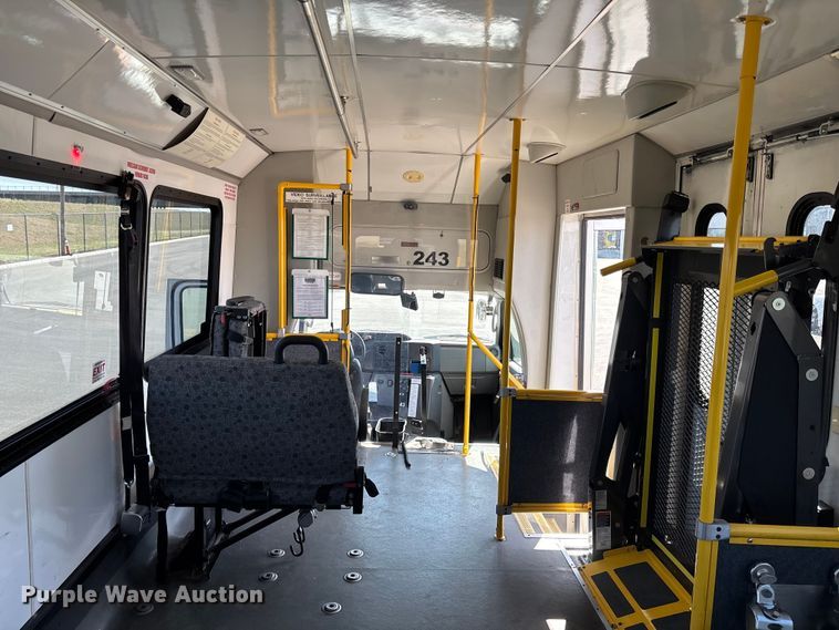 image for item FI0935 2013 Glaval E450 Super Duty transit bus