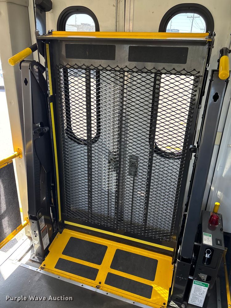 image for item FI0935 2013 Glaval E450 Super Duty transit bus