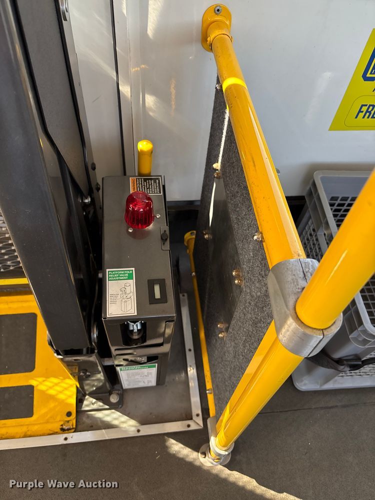 image for item FI0935 2013 Glaval E450 Super Duty transit bus