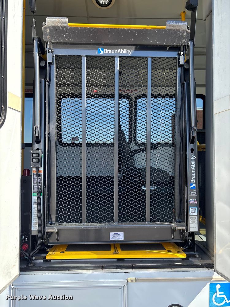 image for item FI0935 2013 Glaval E450 Super Duty transit bus